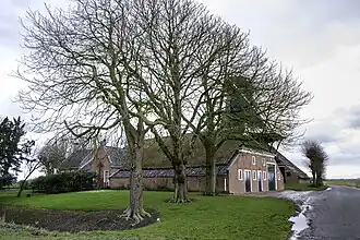 Zijaanzicht boerderij bij de molen
