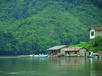 Drijvend benzinestation in Kayan Mentarang (2008).