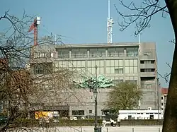 Voormalig postgebouw Oostende met beeld van Jozef Cantré (1946-1953)