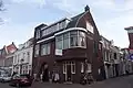 Woning, bedrijfspand; bovenwoning in Amsterdamse School-stijl