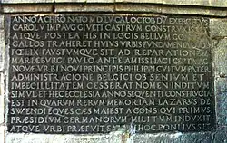 De Latijnse tekst op een gedenksteen in de kerk van Philippeville resumeert de geschiedenis van de stad.