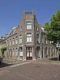 Blokje met voormalige melkinrichting en woningen, in 1904 gebouwd volgens ontwerp van C.J.L. Kersbergen in een bouwtrant met duidelijke invloeden van de Nieuwe Kunst.