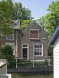 Woonhuis in traditionele vormen, uit de negentiende eeuw of ouder. Lange tijd stedelijke of gemeentelijke dienstwoning, ooit van de 'sluiter van de boom van het Duyvelsgat'.
