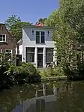 Woonhuis, in oorsprong mogelijk een stadsboerderij, later in gebruik geweest als logement. Opgetrokken in sobere traditionele vormen, 19de-eeuws van karakter maar in oorsprong mogelijk ouder.