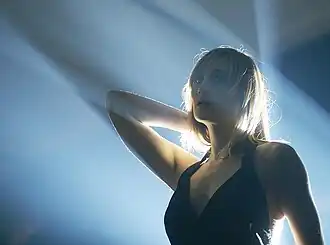 Geike Arnaert tijdens een optreden van Hooverphonic in 2008 op Rewind Breendonk.