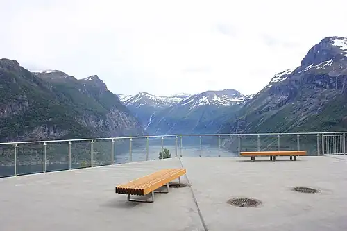 Uitzichtpunt "Ljøen utsiktspunkt" over de Geirangerfjord