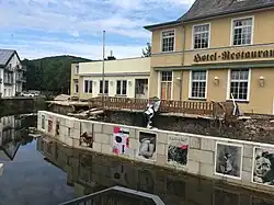 Zichtbare schade aan de kade, een jaar na de overstroming van 2021