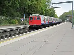 Amersham materieel verlaat het station in oostelijke richting.