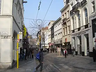 Halverwege de Veldstraat. Sint-Niklaaskerk op achtergrond