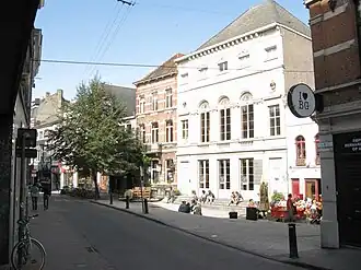 De Minardschouwburg is het witte gebouw centraal op de foto. Het café Marimain is gevestigd daarnaast, rechts op de foto.