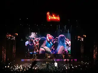 Gente de Zona tijdens een concert in 2016