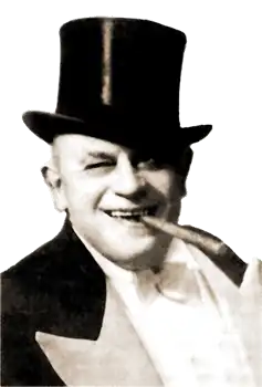 George Claude Lockhart (1885-1979), die werkte bij het Belle Vue-circus in Manchester, was de eerste spreekstalmeester met de traditionele pandjesjas en zwarte hoge hoed.