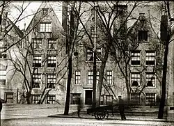 De oude toegangspoort vastgelegd door Breitner (1904)