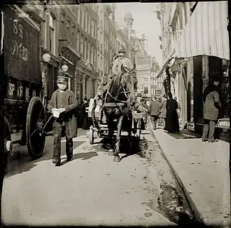 Kalverstraat 174-170 - in noordelijke richting gezien naar het Spui (foto), 1892