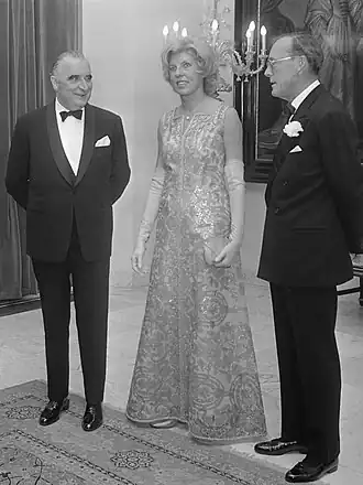 Georges Pompidou en Claude Pompidou in 1969; rechts prins Bernhard