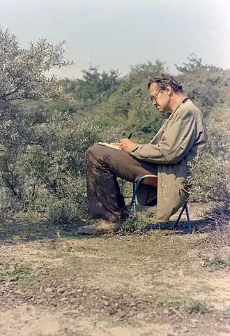 Gerard Lutz, tekenend in de Haagse duinen (±1970)