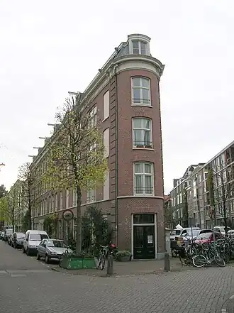 Woonpand 'De Punt', op de hoek van de Gerard Doustraat en de Quellijnstraat, foto 2013