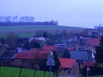 Zicht op het dorp in de schemering