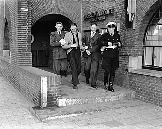 Gerrit de Stotteraar (2e van links) bij het politiebureau in Utrecht (okt. 1949)