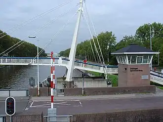 Gerrit Krolbrug met een van de bijgebouwde fietsbruggen, 2009