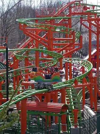 Pandemonium in Six Flags New England is een draaiende achtbaan gebouwd door Gerstlauer.
