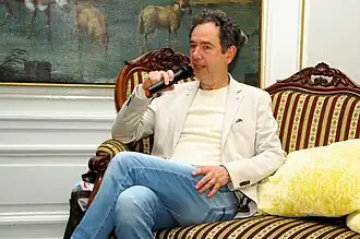 Van der Werf op Kasteel Oud-Poelgeest, na de Boekenweek van 2025 waarvoor hij het Boekenweekgeschenk schreef.