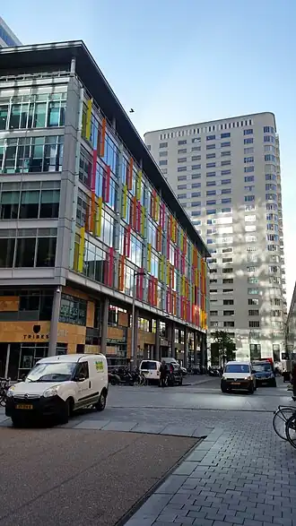 Kleurrijke gevel aan het zuidelijk deel van de Aaron Coplandstraat (november 2018)