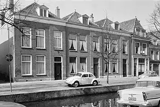 Deze drie negentiende-eeuwse huizen zijn gebouwd op de plaats waar tot 1886 de kerk stond.