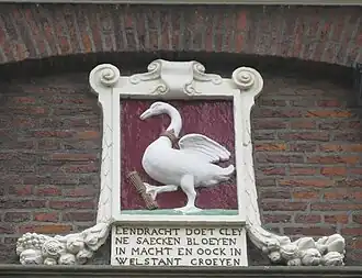 Gevelsteen van de Waterlandse Unie op het voormalige raadhuis.