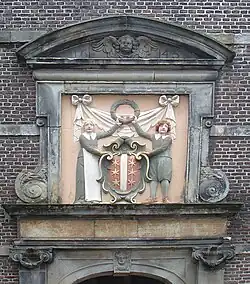 Gevelsteen boven toegangspoort van het voormalige Aalmoezeniersweeshuis