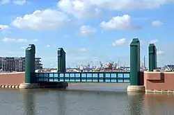 De hefbrug met de karakteristieke heftorens, weer hersteld in grotendeels oorspronkelijke staat; juli 2020.