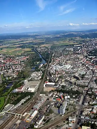 Luchtfoto (2005) binnenstad. Links de Lahn.