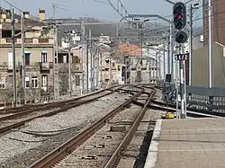 De sporen ten noorden van het station, met in het rechter spoor de extra spoorstaaf