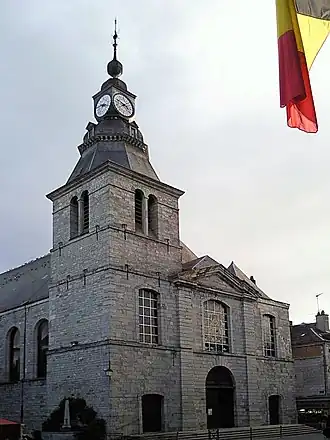 De voorgevel en toren van de kerk.