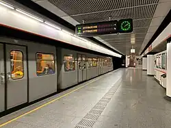 Een metrostel type U langs het perron.