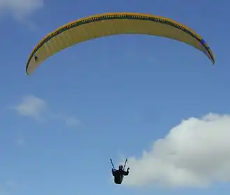 Een parapente in vlucht.