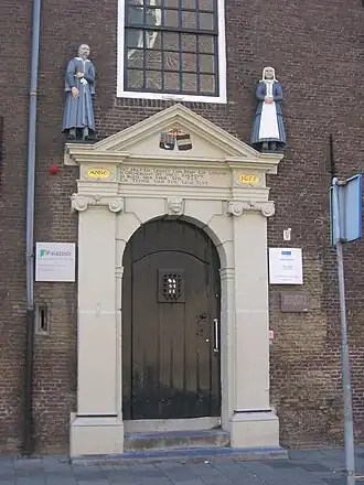 Poort rond toegang tot het oude manhuis