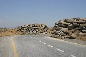 Een wegblokkade in de door Israël bezette Golanhoogten.