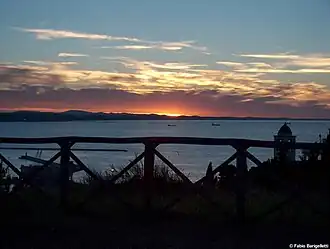 De baai gezien vanaf het zuiden (vanaf de Colle dei Cappuccini)