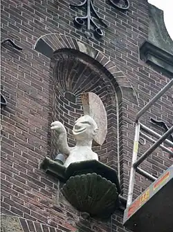 Kraker met hanenkam, beeldje van Joris Baudoin in de nis van Vredenburgh