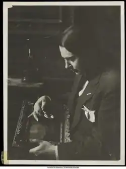 eidde de meest toonaangevende kunsthandel van Nederland en hield internationaal grote tentoonstellingen. Hij wist in de meidagen van 1940 met vrouw en kind over zee te vluchten. Hijzelf kwam tijdens deze vlucht om.