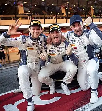 Jordan Pepper (midden) met Jules Gounon en Steven Kane op het Circuit de Barcelona-Catalunya in 2019.