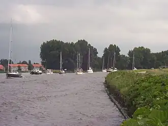 Van het Gouwekanaal wordt druk gebruikgemaakt, zowel door beroepsvaart als door recreatievaart