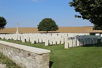 Overzicht met Cross of Sacrifice