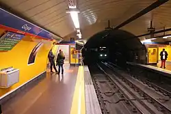 De tunnel van lijn 2 naar het oosten, met vooraan de wissel voor het verbindingsspoor tussen beide lijnen.