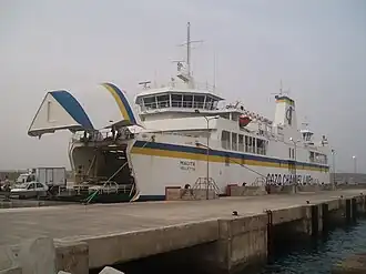 Een veerboot in Ċirkewwa, vlak na aankomst uit Gozo