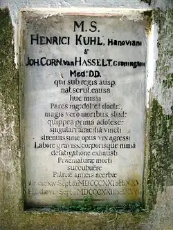 Opschrift van de grafzuil in  's Lands plantentuin in Buitenzorg
