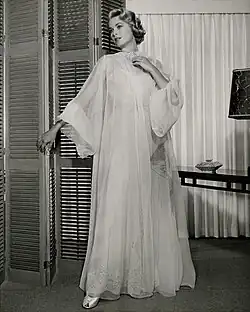 Actrice Grace Kelly in een lang, gelaagd negligé, in een promotionele foto uit 1954.