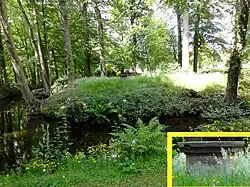 Grafeiland Eleonora met stenen sokkel