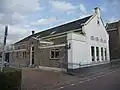 Voormalige school in Waterstaatstijl, nu woonhuis